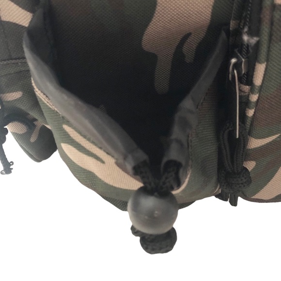 Dig Camouflaged Weekender Duffle Bag With Adjustable Detachable Shoulder Strap - Picture 6 of 9